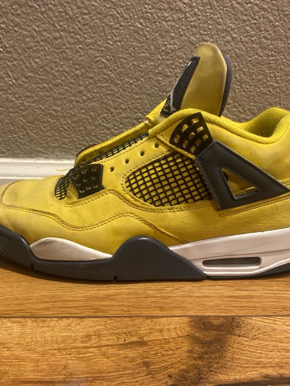Nike Men’s Yellow and Black Retro Sneakers